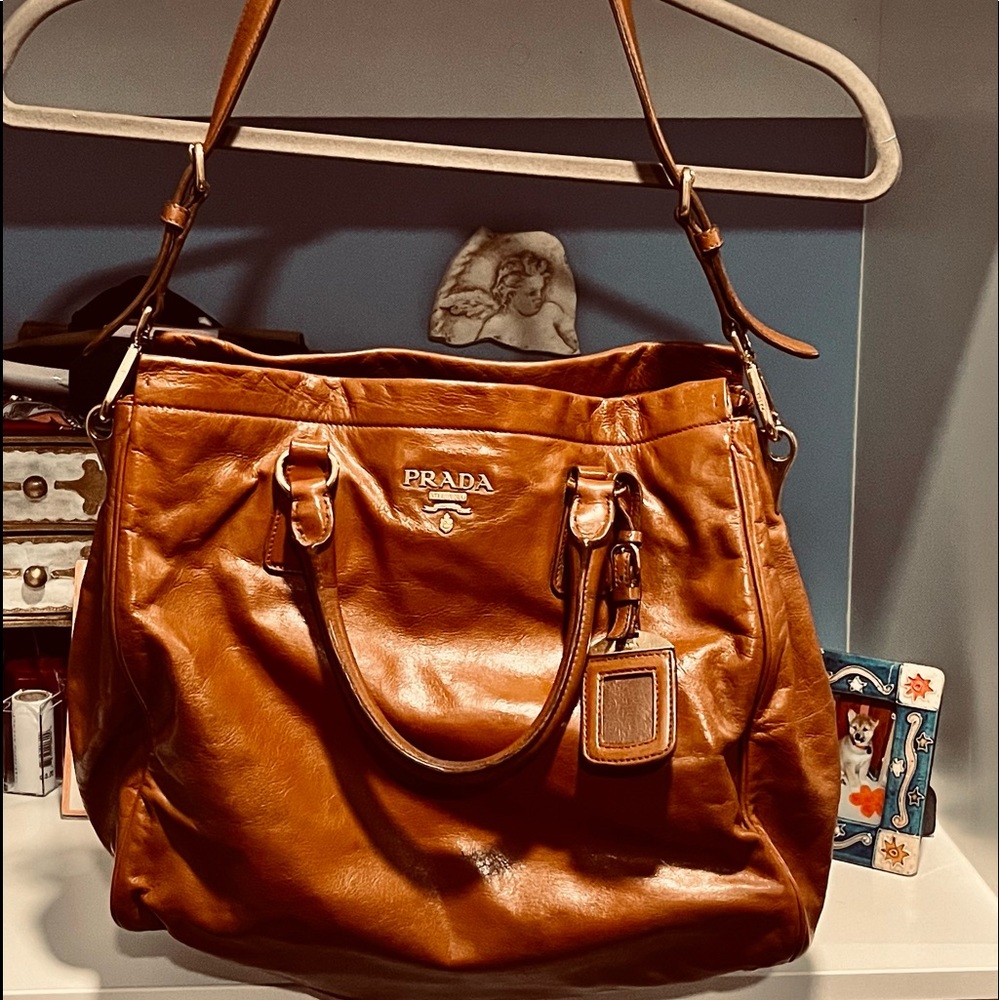 PRADA
Vitello Daino Tote Brandy. Double compartment and 3 inside zipper pouches.